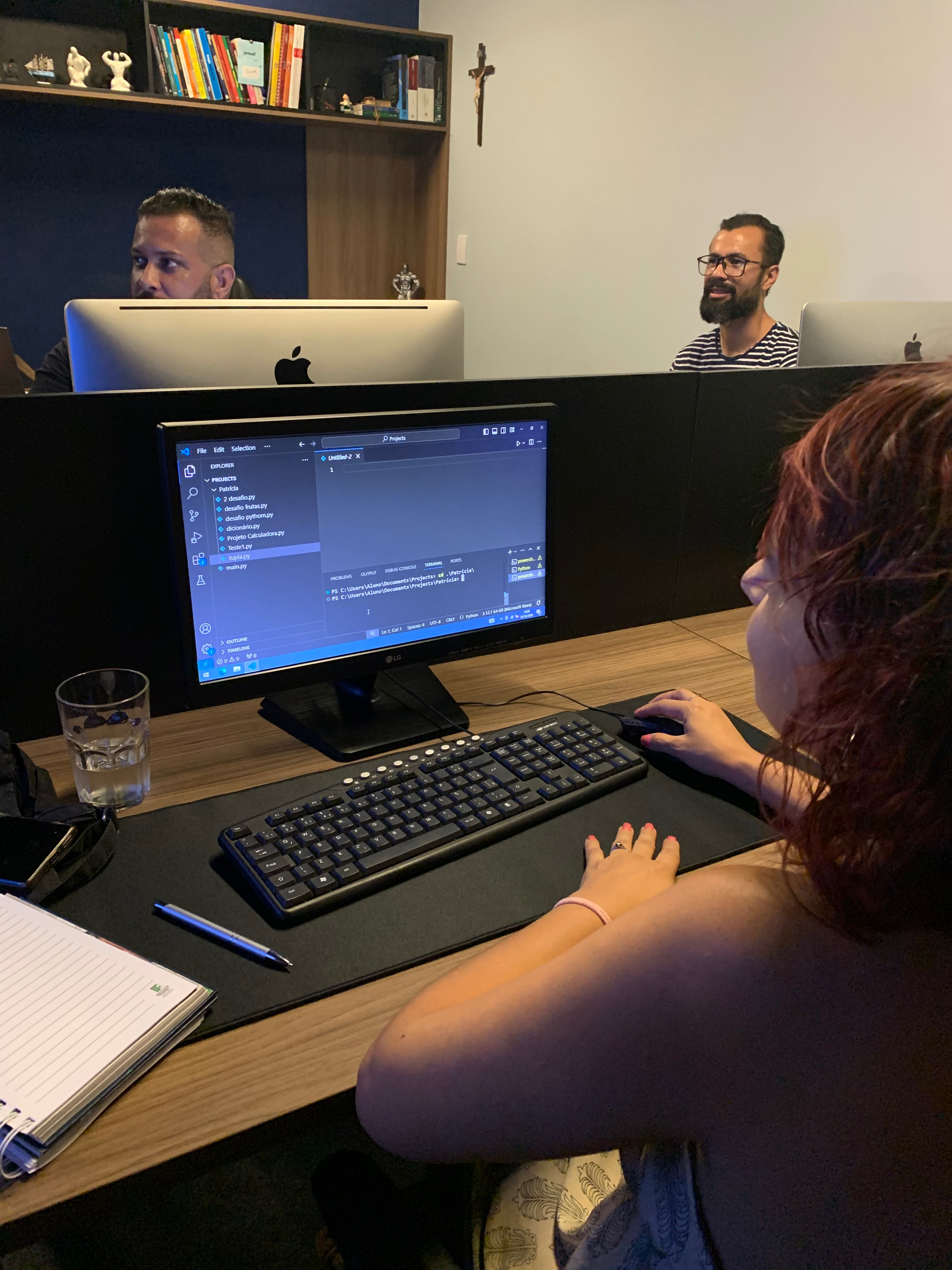 Patrícia desenvolvendo projeto web